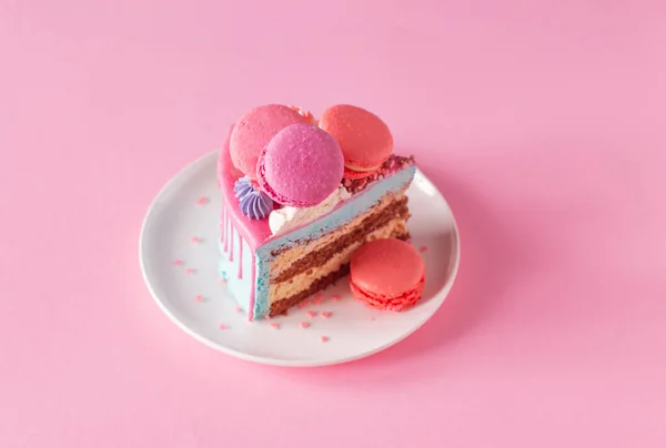 粉红底色白盘上有粉红色和蓝色装饰的蛋糕片 — 图库照片