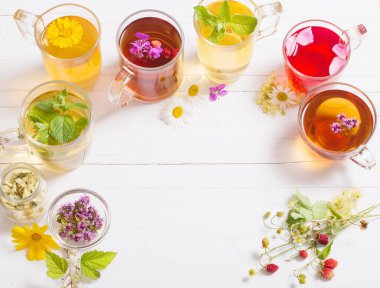 Beyaz bir arka plan üzerinde bardak bitkisel çay