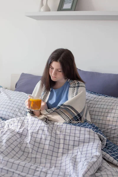 生病的少女 躺在白色房间里喝茶 — 图库照片