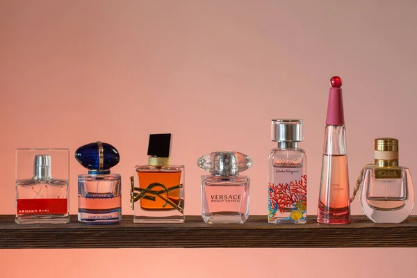 2022年2月25日 白俄罗斯克里切夫 各种酒瓶 带有粉红色背景的香水 — 图库照片