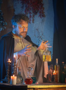 Sihirbazın portresi yanan mumlar ve sihirli iksirlerle