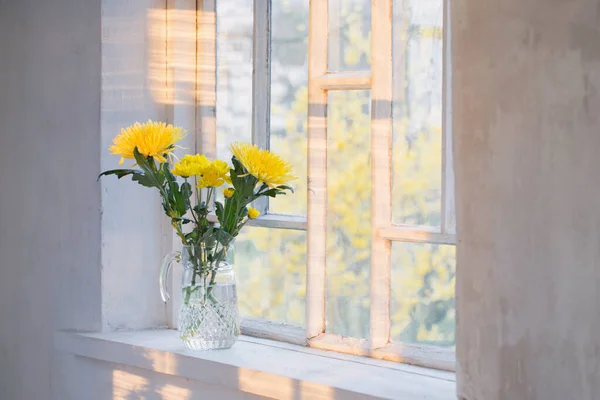 Gelbe Blumen Vase Auf Alter Fensterbank — Stockfoto