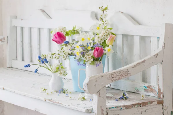 Весенние Цветы Винтажном Белом Интерьере Старой Деревянной Скамейкой — стоковое фото