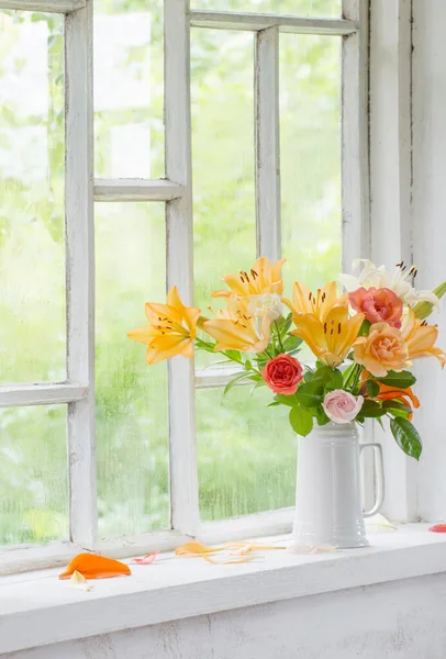 Summer Flowers Vase Background Window Drops Water — Stock Photo, Image