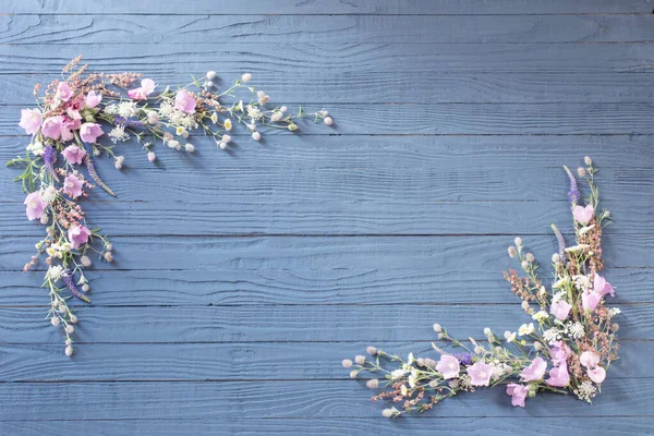 深蓝色木制背景的夏天美丽的花朵 — 图库照片