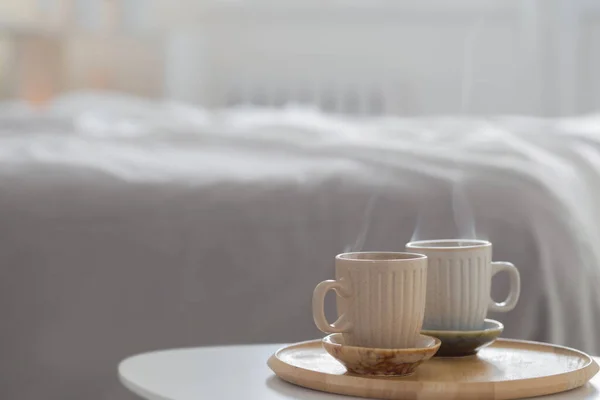 Две Чашки Кофе Деревянном Подносе Спальне — стоковое фото