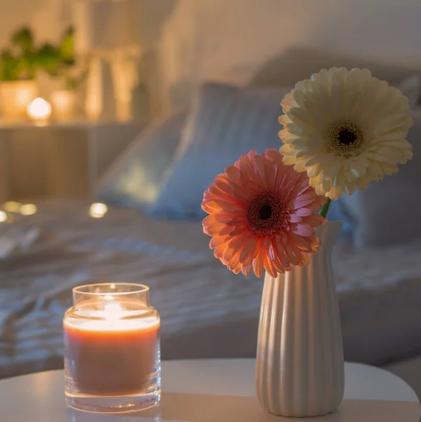 Gerbers Vase Blanc Avec Bougie Allumée Dans Chambre Soir — Photo