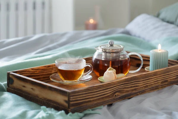 Τσάι Ξύλινο Δίσκο Στο Κρεβάτι Στο Σπίτι — Φωτογραφία Αρχείου