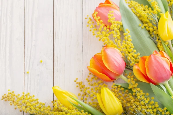 Tulpen Und Mimosen Auf Weißem Holzhintergrund — Stockfoto
