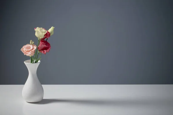 Bouquet Eustoma Sfondo Scuro — Foto Stock