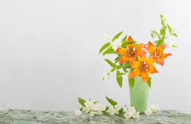 Beyaz arka plan üzerinde vazoda turuncu lily