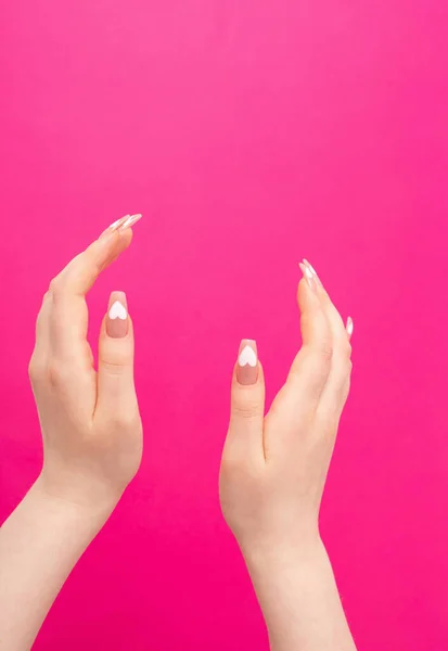 Женские Руки Красивыми Длинными Ногтями Маникюром Рисунком Сердца Розовом Фоне — стоковое фото