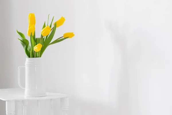Жовті Тюльпани Вазі Білому Тлі — стокове фото