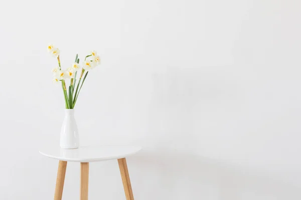Narzissen Weißer Vase Auf Weißem Hintergrund — Stockfoto