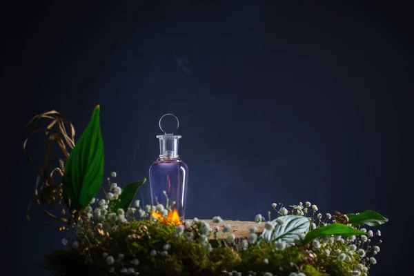 Μαγικό Φίλτρο Γυάλινο Μπουκάλι Φωτιά Φυτά Και Λουλούδια Μπλε Φόντο — Φωτογραφία Αρχείου