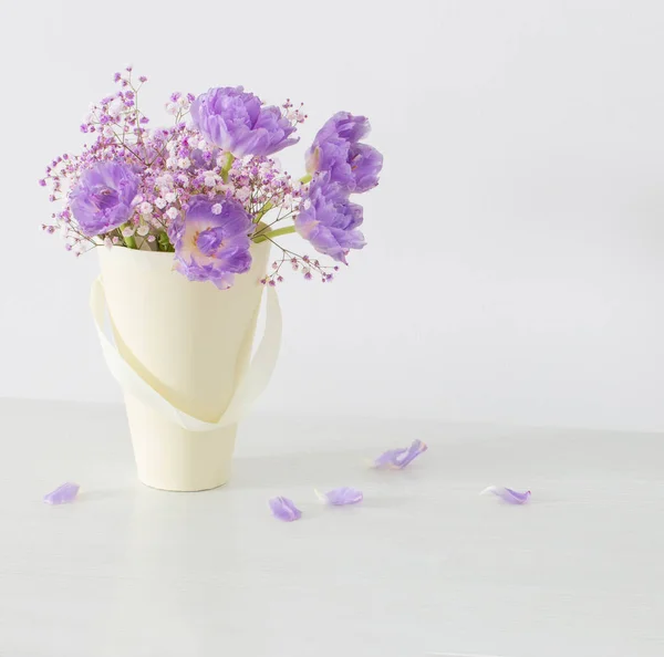 Bouquet Tulipani Rosa Gypsophila Tavolo Bianco — Foto Stock