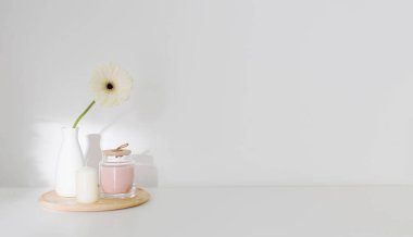 Beyaz rafta mumları olan Gerber.