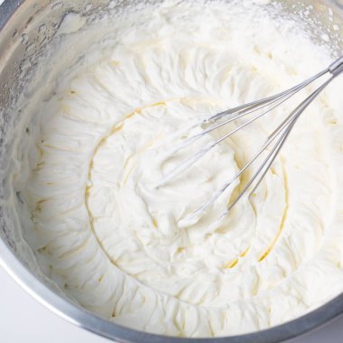 Metal kasede beyaz krema.