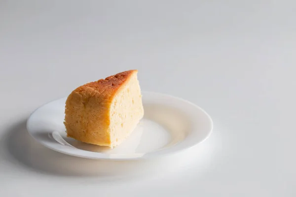 Домашній Пиріг Тарілці Білому Столі — стокове фото