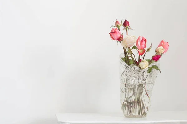Różowo Białe Róże Szklanym Wazonie Białej Drewnianej Półce — Zdjęcie stockowe