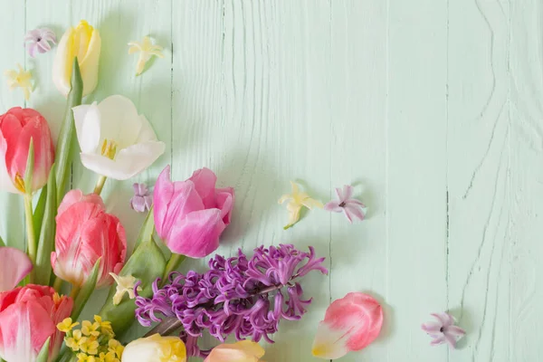 Flores Primavera Fundo Madeira Verde — Fotografia de Stock