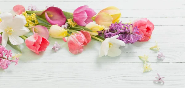 Lente Bloemen Witte Houten Achtergrond — Stockfoto