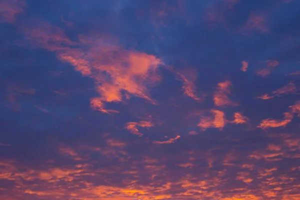 夕暮れ時の雲に包まれた美しい劇的な空 — ストック写真