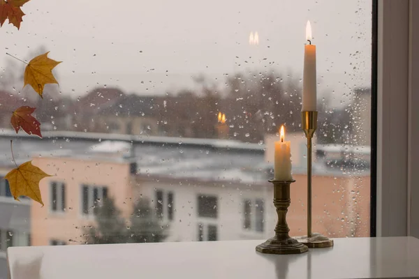 在雨窗窗玻璃上燃点蜡烛 — 图库照片