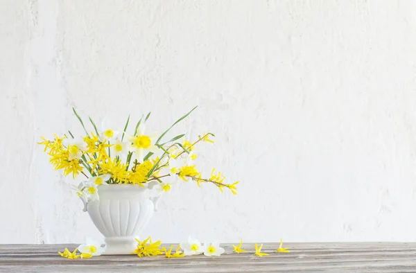 Flores Primavera Blancas Amarillas Jarrón Sobre Fondo Pared Blanca Vieja — Foto de Stock