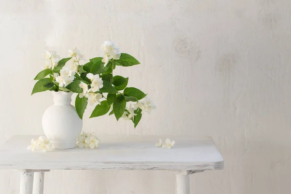 Jasminblüten Keramikvase Auf Weißem Hintergrund — Stockfoto