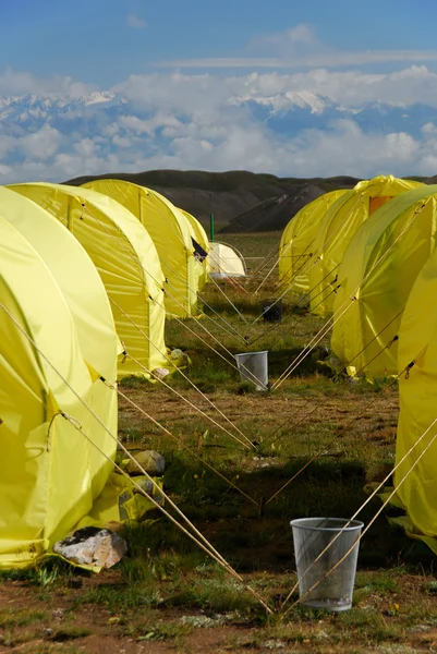 Linhas de tendas no acampamento base — Fotografia de Stock