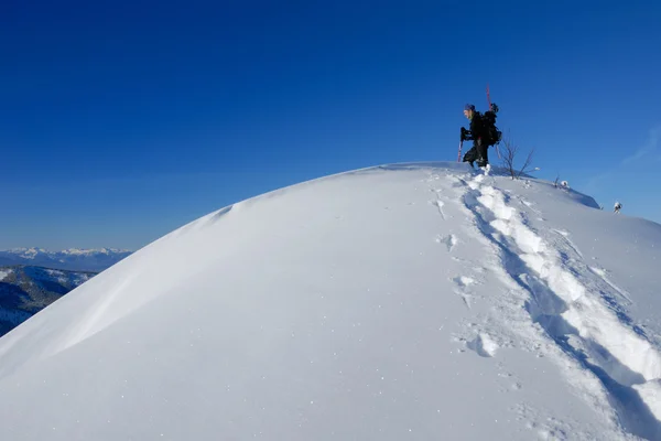 Snowboardista na horní kopec — Stock fotografie