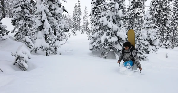 Snowboarder pisando neve — Fotografia de Stock
