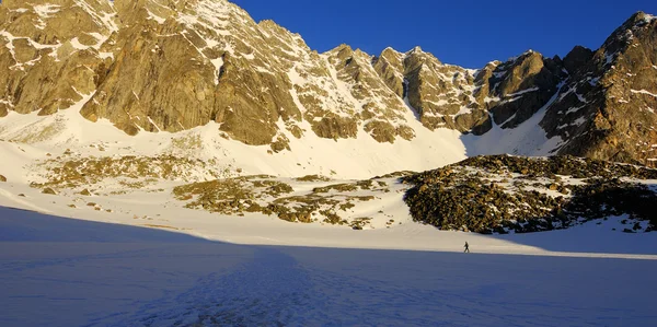 Mountaineer no trilho pela manhã — Fotografia de Stock