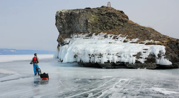 Touriste cycliste sur la glace — Photo