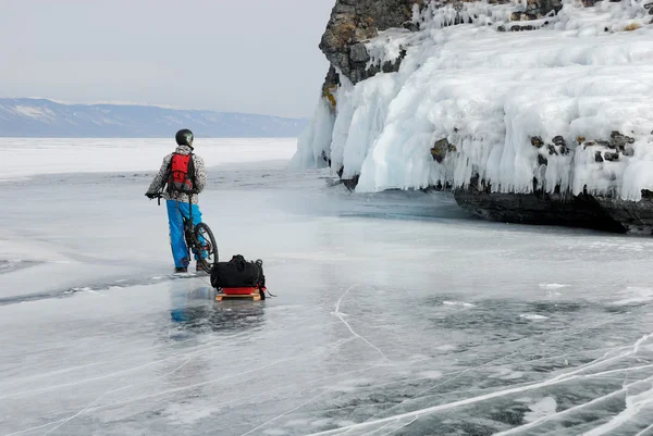 Touriste cycliste sur la glace — Photo