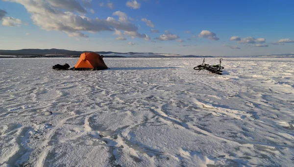 Bicicleta turistas invierno campamento — Foto de Stock