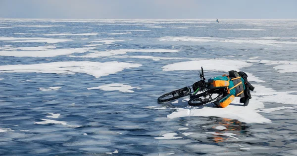 Touring bike on the frozen lake — Stock Photo, Image