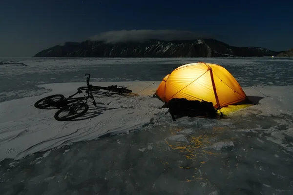Bicicleta turistas invierno campamento — Foto de Stock