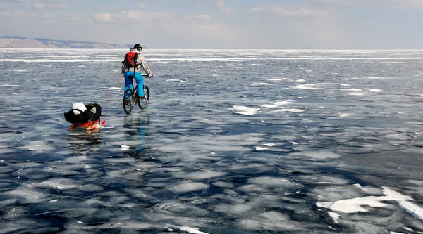 Bicycle tourist on the frozen lake — Stock Photo, Image