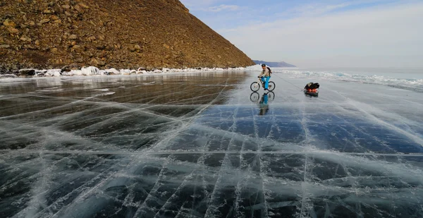 Touriste cycliste sur la glace — Photo