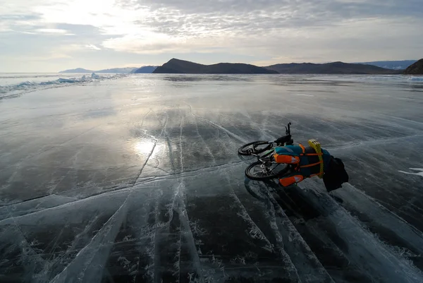 Touring bike on the frozen lake — Stock Photo, Image
