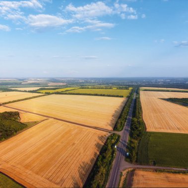 Tarım alanları ve otomobil yolu olan manzaralı hava manzarası.