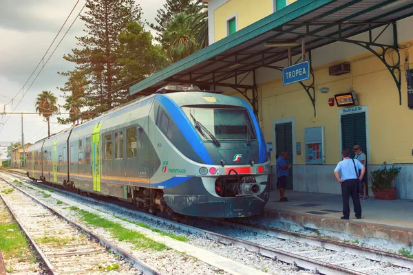 Bahnhof Der Stadt Tropea Süditalien Kalabrien Zug Wartet Auf Abfahrt — Stockfoto