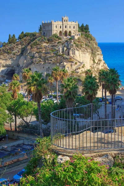 青い海の岩の上にサンタ マリア イゾラ教会の聖域の眺め 場所と景色の風景 — ストック写真