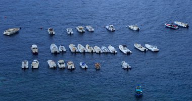 İtalya 'nın Tyrhenian Denizi' ndeki Scilla kasabası yakınlarındaki bir grup motorlu tekne.