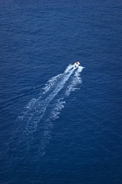 海や海を航行するモーターボート 水面上のスプラッシュとトップビュー ストック画像
