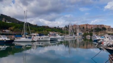 Güney İtalya, Calabria bölgesindeki Tropea şehrinin yat limanı. Eski şehir binalarını gören Port di Tropea zaman çizelgesi