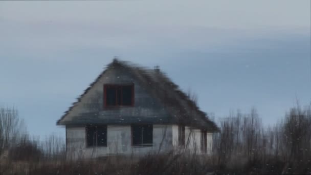 Dromen van het huis aan de rivier — Stockvideo