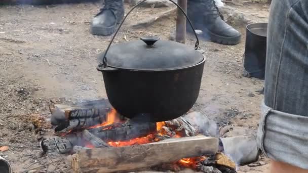 Кулинария в чайнике — стоковое видео